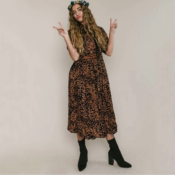 IVY CITY CO Anna Embossed Leopard Print Short Sleeve Midi Dress NWT Size Large - Picture 2 of 12